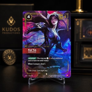 Könnte beinhalten: Eine rechteckige Sammelkarte mit einer dunkelhaarigen Figur in einem violetten Anzug mit Flügeln. Die Karte zeigt den Namen Kai'Sa, den Text Survivor und Spielmechaniken wie Accelerate und When I conquer, draw 1, mit goldenem Rand.