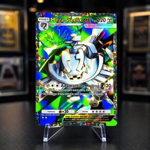 Puede incluir: Una carta coleccionable Mega Steelix EX con acabado holográfico, que presenta una ilustración de criatura metálica, 220 HP y el ataque Adamantine Rolling. La tarjeta muestra texto que incluye Stage 1, reglas de Mega Evolución y detalles de ataque sobre un fondo verde y azul.