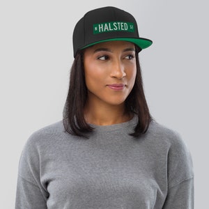 Puede incluir: Una gorra de béisbol negra y verde con un parche bordado blanco que dice "N HALSTED ST".