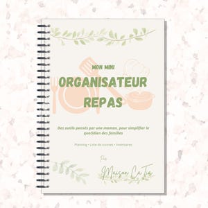 Peut inclure: Un carnet de planification de repas à reliure spirale avec une couverture crème ornée de feuilles vertes, d'icônes de cuisine pêche et du texte MON MINI ORGANISATEUR REPAS, Des outils pensés par une maman, pour simplifier le quotidien des familles, et Maison Ca Tia.