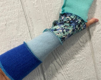 Tonos florales de azul turquesa, calentadores de brazos 100% cachemira. Guantes sin dedos de cachemira reciclados súper suaves y cálidos