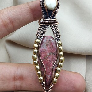 Colgante artesanal de tulita envuelto en alambre de cobre, joyería bohemia artesanal.