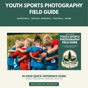 Puede incluir: Una guía digital de 10 páginas titulada Youth Sports Photography Field Guide. La portada muestra a un grupo de niños con uniformes deportivos abrazados, junto al logotipo de Tallypine Studios y texto sobre ajustes de cámara.