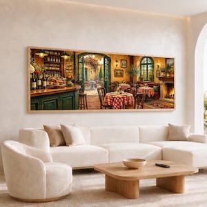 Könnte beinhalten: Ein panoramischer Wandkunstdruck, der das Innere eines gemütlichen europäischen Bistros mit einer Holztheke, Weinflaschen und Tischen mit rot-weiß karierten Tischdecken zeigt. Die Szene umfasst eine offene Tür zu einer sonnigen Terrasse.
