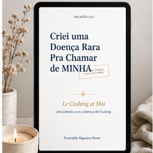 May include: A digital tablet displaying a book cover titled Criei uma Doença Rara Pra Chamar de MINHA, with the subtitle Le Cushing et Moi, uma jornada com a doença de Cushing, and the author name Francielle Siqueira Neves printed on the screen.