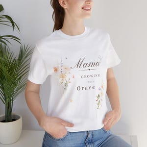 ママの成長を応援するTシャツ | 花柄の文字が入ったマザーズTシャツ