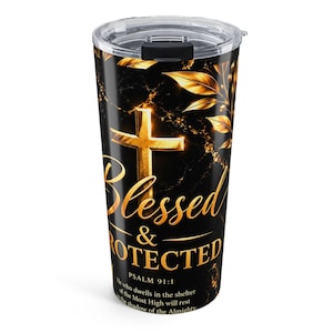Op de afbeelding: Een cilindervormige beker met een doorzichtig deksel, voorzien van een zwarte marmeren achtergrond, een gouden kruis en gouden bladmotieven. De tekst luidt Blessed & Protected, Psalm 91:1, en He who dwells in the shelter of the Most High will rest.