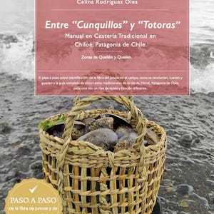 Puede incluir: Una cesta tejida llena de conchas oscuras y algas marinas descansa sobre una superficie rocosa y húmeda. La cesta tiene un asa tejida. El texto en una pancarta dice "Entre Cunquillos y Totoras".