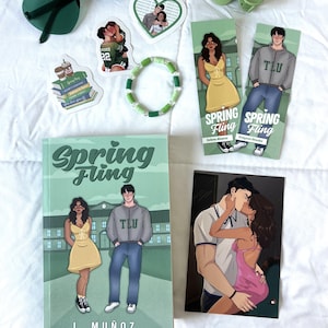 Pode incluir: Um livro intitulado Spring Fling de J. Muñoz, dois marcadores de página com personagens ilustrados, uma pulseira de contas, quatro adesivos e uma impressão artística retangular. Os itens apresentam paletas de cores verde, amarelo e rosa.