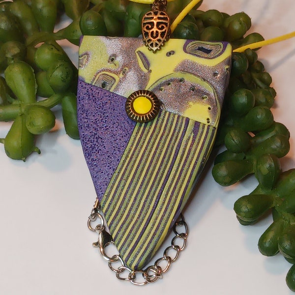 Collier vert, violet jaune Mokume Gane en pâte polymère avec cordon en cuir jaune de 50,5 cm, fermoir mousqueton embellissement en métal