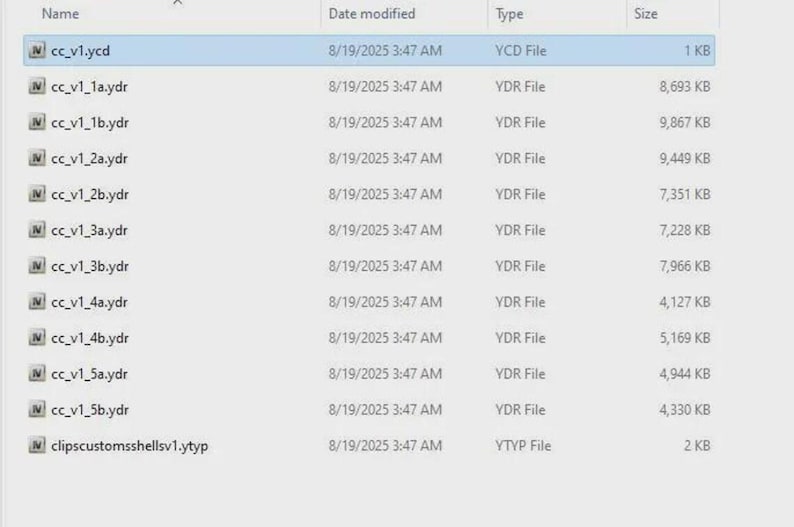 Op de afbeelding: Een digitale bestandsmaplijst met meerdere bestanden die beginnen met cc_v1, inclusief YCD-, YDR- en YTYP-bestandstypen. Elk item toont een wijzigingsdatum van 19-08-2025 om 03:47 uur en bestandsgroottes vari&euml;rend van 1 KB tot 9.867 KB.