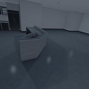 Op de afbeelding: Een groothoekweergave van een keukeninterieur met donkere kasten, een centraal eiland met een ingebouwde spoelbak en lichtgekleurde muren. De ruimte bevat een koelkast, oven en fornuis, met een donkere vloer door de gehele open ruimte.