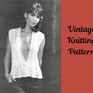 Op de afbeelding: Een wit mouwloos gebreid vest met een diepe V-hals en een chevron kantpatroon langs de onderzoom. Het kledingstuk is voorzien van een knoopsluiting. De afbeelding bevat de tekst Vintage Knitting Pattern op een rode achtergrond.
