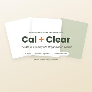 Puede incluir: Un kit de herramientas digital titulado Cal + Clear, The ADHD-Friendly Life Organization Toolkit. El diseño presenta páginas blancas y verde salvia con texto verde oscuro, un signo más naranja y etiquetas de 40 páginas, imprimible.