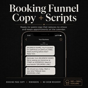 以下が含まれることがあります： Booking Funnel Copy + Scriptsと書かれたデジタル画像。無断キャンセルを減らすためのテキストが表示されています。スマートフォンの画面には、予約確認、リマインダー、再予約リンクを含むビジネス用SMSテンプレートが表示されています。