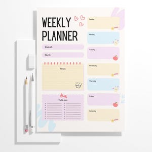 Può includere: Un foglio di pianificazione settimanale con sezioni color pastello per ogni giorno della settimana, con il testo WEEKLY PLANNER, Week of, Month, Notes e To Do List. Due matite sono posizionate su una base rettangolare bianca accanto al planner.