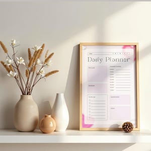 Può includere: Una stampa di pianificatore giornaliero in una cornice di legno chiaro con sezioni per obiettivi, programma, lista di cose da fare, appuntamenti e note con accenti rosa. Il testo riporta Daily Planner, My Goals, Schedule Activity, Reminder, To Do List.