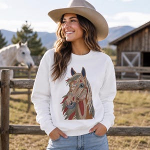 Sudadera con estampado de caballo estilo patchwork, sudadera con capucha de caballo estilo edredón equino, regalo vintage cottagecore para amantes de los caballos, sudadera rústica floral ecuestre de cuello redondo.