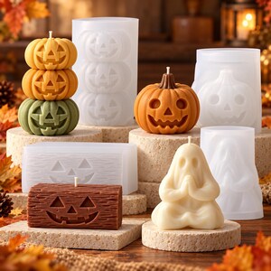 Może przedstawiać: Kolekcja silikonowych form i gotowych świec woskowych z motywami halloweenowymi. Zestaw zawiera stosy świec w kształcie dyń, pojedynczą pomarańczową świecę dynię, brązową świecę w kształcie kłody z twarzą dyni oraz białą świecę w kształcie ducha.