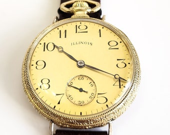 Reloj de bolsillo Illinois antiguo, revisado, de 17 joyas, convertible a reloj de pulsera. Fabricado en 1922. Con soporte de exhibición.