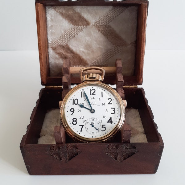 Antique, Serviced, Railroad Waltham Vanguard, 23 Jewel pocket watch. 1936, With wood box and stand