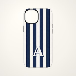 Peut inclure: Une coque de smartphone avec un motif à rayures verticales bleu marine et blanc. Le design présente une grande lettre majuscule A centrée dans une police serif. La coque possède une découpe rectangulaire en haut à gauche pour l'objectif.