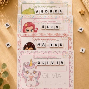 Peut inclure: Quatre fiches d'activités éducatives rectangulaires pour enfants, chacune illustrée d'un personnage, portant le texte J'écris mon prénom et un espace pour disposer des lettres blanches formant les prénoms Andrea, Elen, Marius et Olivia.