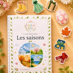 Peut inclure: Un livret d'activités à reliure spirale intitulé 'Créalud Kids Livret d'activités Les saisons' avec une illustration circulaire divisée en quatre cadrans saisonniers, entouré d'autocollants découpés de bottes jaunes, un manteau vert, un cadeau, un œuf, une feuille, un short et une écharpe rouge.
