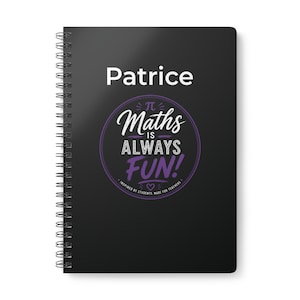 Könnte beinhalten: Ein schwarzes Spiralnotizbuch mit dem Namen Patrice in weißem Text oben. Unter dem Namen befindet sich eine violette kreisförmige Grafik mit dem Text Maths is ALWAYS FUN!, einem Pi-Symbol und dem Satz Inspired by students, made for teachers.