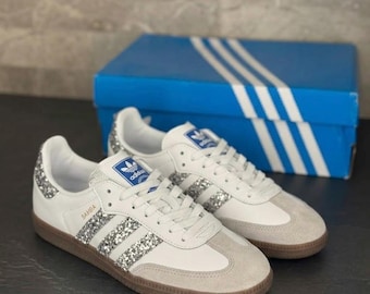 Individuell gestaltete Adidas Samba Sneaker mit silbernem Glitzer