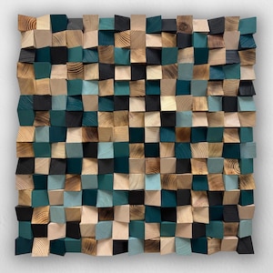 Puede incluir: Una pieza de arte mural cuadrada compuesta por numerosos bloques de madera individuales dispuestos en una cuadrícula. Los bloques presentan una mezcla de acabados de madera natural, negro sólido y varios tonos de azul y verde azulado.