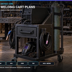 Op de afbeelding: Een zwarte metalen laswagen met een bovenste plank voor een lasapparaat, een lade, een zijdelingse gasfleshouder en haken voor kabels. Een lashelm ligt op de onderste plank. Tekst: ARCHAUL CORE WELDING CART PLANS.