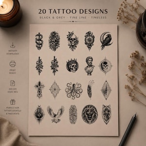 以下が含まれることがあります： 「20 TATTOO DESIGNS BLACK & GREY FINE LINE TIMELESS」と題されたデジタルプリント。頭蓋骨、蛇、コンパス、カラス、王冠、胸像、十字架、タコ、羽、ライオンなど、20種類の黒とグレーのイラストが描かれています。
