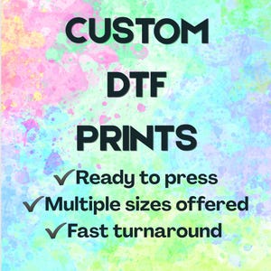 Peut inclure: Un graphique numérique avec un fond aquarelle aux tons pastel rose, jaune, bleu et vert. Le texte indique : CUSTOM DTF PRINTS, Ready to press, Multiple sizes offered, et Fast turnaround, le tout en lettres noires en gras.