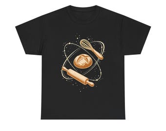 Puede incluir: Una camiseta negra de manga corta con un gráfico central de una hogaza de pan redonda, un rodillo de madera y un batidor de varillas dispuestos en un patrón orbital con pequeños puntos blancos sobre un fondo oscuro.