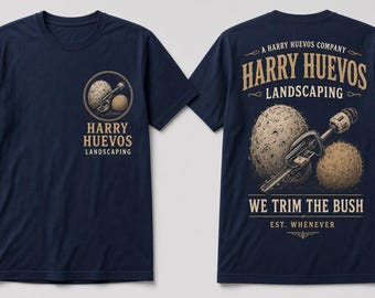 Puede incluir: Una camiseta azul marino de manga corta con un pequeño logotipo circular en el pecho izquierdo y un gráfico grande en la espalda. El diseño incluye dos esferas texturizadas, un cortasetos y el texto Harry Huevos Landscaping We Trim The Bush.