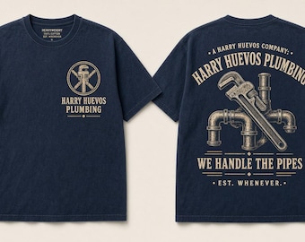 Puede incluir: Una camiseta azul marino con un estampado gráfico. La parte delantera muestra un pequeño logotipo circular con una llave de tubo y el texto Harry Huevos Plumbing. La parte trasera presenta una gran ilustración de tuberías y una llave con el texto A Harry Huevos Company, Harry Huevos Plumbing, We Handle The Pipes y Est. Whenever.