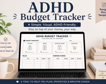Puede incluir: Una plantilla digital de seguimiento de presupuesto TDAH mostrada en la pantalla de una computadora portátil. La interfaz incluye secciones para Money Snapshot, Income, Bills, Sinking Funds y Spending con iconos. El texto incluye ADHD Budget Tracker, Simple Steps. Real Life. Your Budget y Google Docs Template.