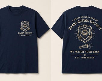 Puede incluir: Una camiseta azul marino de manga corta con un gráfico color crema. El frente muestra un escudo con un ojo y el texto Harry Huevos Security. La parte posterior presenta un escudo más grande, una linterna y el texto Harry Huevos Security We Watch Your Back Est. Whenever.