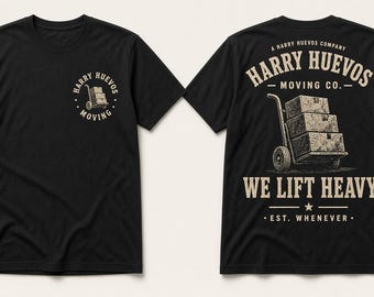 Puede incluir: Una camiseta negra de manga corta con un gráfico de una carretilla de mano con cajas apiladas. El pecho izquierdo muestra el texto Harry Huevos Moving. La espalda presenta el mismo gráfico con el texto Harry Huevos Moving Co. We Lift Heavy Est. Whenever.