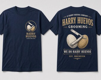 Puede incluir: Una camiseta azul marino de manga corta con un estampado gráfico en el pecho izquierdo y una versión más grande en la espalda. El diseño muestra una navaja de afeitar sobre dos huevos texturizados con el texto Harry Huevos Grooming y We Do Hairy Huevos.