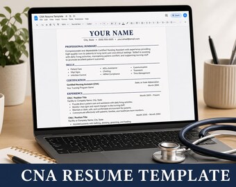 Puede incluir: Una pantalla de portátil que muestra una plantilla de currículum para asistente de enfermería con secciones de resumen profesional, habilidades, certificación y experiencia. Un estetoscopio plateado descansa sobre el teclado.