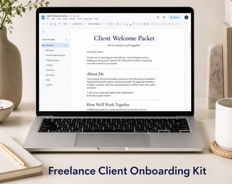 Puede incluir: Una pantalla de ordenador portátil que muestra un documento digital titulado Client Welcome Packet, con secciones para About Me y How We'll Work Together. El documento incluye texto de marcador de posición para la incorporación de clientes.
