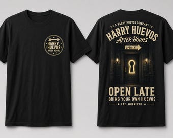 Puede incluir: Una camiseta negra de manga corta con un pequeño logotipo circular en el pecho que incluye una flecha y el texto Harry Huevos After Hours. La parte trasera muestra un gráfico grande de una puerta con cerradura brillante y el texto Harry Huevos After Hours Open Late Bring Your Own Huevos Est. Whenever.