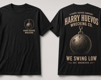 Puede incluir: Una camiseta negra de manga corta con un pequeño gráfico en el pecho izquierdo de una bola de demolición con el texto Harry Huevos Wrecking. La parte posterior muestra un gráfico grande de una bola de demolición con el texto Harry Huevos Wrecking Co. We Swing Low Est. Whenever.