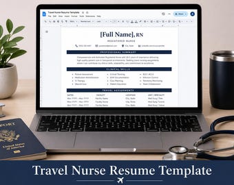 Puede incluir: Un portátil muestra una plantilla de currículum para enfermero viajero con secciones de resumen profesional, habilidades clínicas y asignaciones. Un pasaporte azul, un estetoscopio y una taza negra están sobre el escritorio.