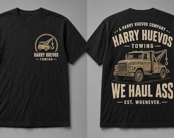 Puede incluir: Una camiseta negra de manga corta con un gráfico de una grúa. La parte delantera muestra un pequeño logotipo circular con el texto Harry Huevos Towing. La parte trasera presenta una gran ilustración de una grúa con el texto Harry Huevos Towing We Haul Ass Est. Whenever.