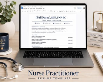 Puede incluir: Una pantalla de portátil que muestra una plantilla de currículum para enfermero profesional en Google Docs. El documento incluye secciones de resumen profesional, educación y certificaciones. Un estetoscopio, una taza azul y libros.