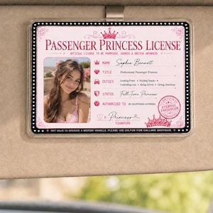 Könnte beinhalten: Eine rechteckige Passenger Princess License Karte mit rosa Hintergrund und schwarzem Rand. Sie zeigt ein Foto einer Person, den Namen Sophia Bennett und Text, der Aufgaben wie Looking Pretty und Holding Snacks auflistet. Enthält ein Kronensymbol.