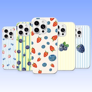 Op de afbeelding: Vijf smartphonehoesjes op een rij, voorzien van diverse fruitpatronen. De ontwerpen omvatten lichtblauwe en gele verticale strepen met aardbeien en bosbessen, en een crèmekleurig hoesje met verspreide aardbeien en bosbessen.